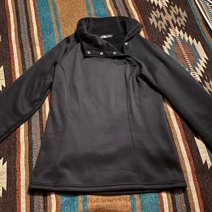 Black woman’s The North Face pullover small